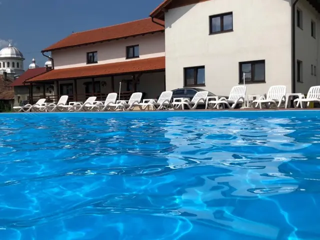 Pensiunea Ony și piscina exterioară